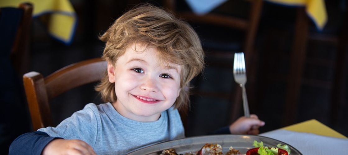 VIDEO | Sute de kilograme de pește, gătite în aer liber, în Piața Alba Iulia din București, în cadrul Festivalului Pescăresc de Buna Vestire