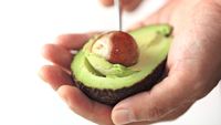 Avocado congelat: ce se întâmplă cu textura după decongelare, când funcționează și greșeala care îl poate strica complet