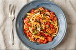 Paste cu sardine din conservă și roșii cherry/ Rețeta siciliană cu „brânza săracului”, un tip de pesmet rumenit care imită parmezanul