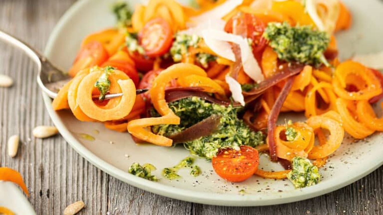 Paste normale sau de post, într-o singură rețetă/ Tagliatelle cu ceai matcha și ragu de morcovi/ Putem folosi paste cu sau fără ou și adăuga, eventual, parmezan