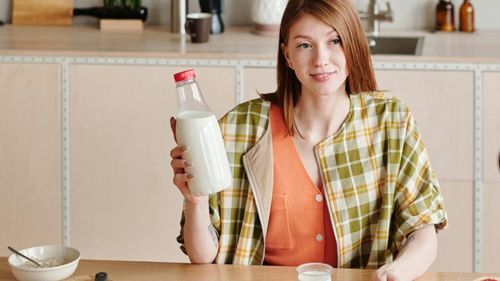 Interacțiuni periculoase: combinațiile aliment–medicament pe care trebuie să le eviți / Ce efecte pot avea lactatele și legumele verzi asupra tratamentului medicamentos