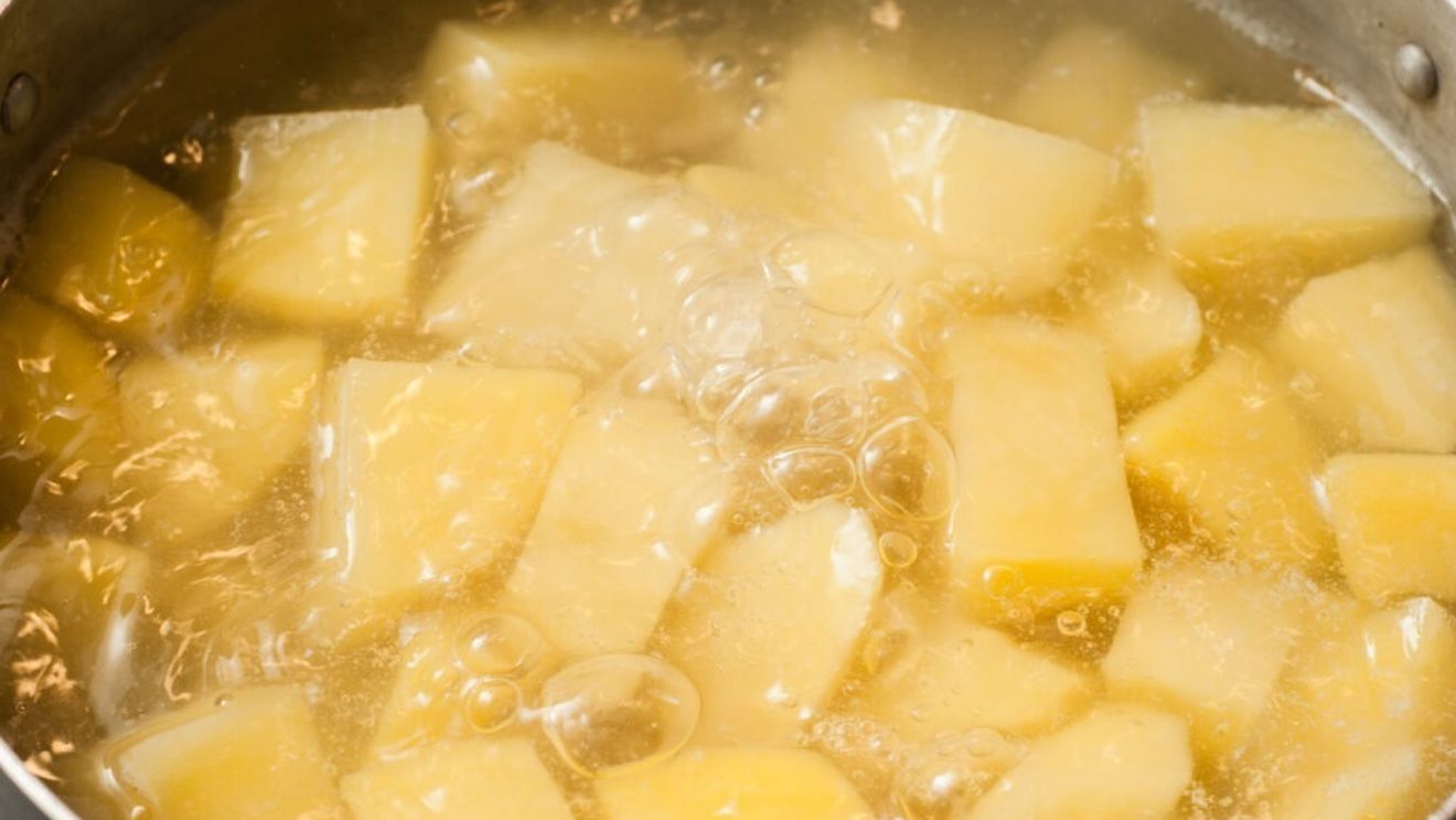 ABC în bucătărie: Cum să fierbi cartofii pentru a rămâne cât mai întregi și a nu se sfărâmița / Metoda care nu dă greș niciodată