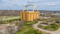 Clădirea în formă de coș de picnic/ Ciudatul edificiu este sediul unui cunoscut producător american de coșuri țesute manual