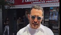 Val de reacții în online după ce Edmond Niculușcă a catalogat drept „specie” oamenii care mănâncă merdenele / Croissantul cu unt de la Mița Biciclista versus merdeneaua de la Nea Mihai din Amzei