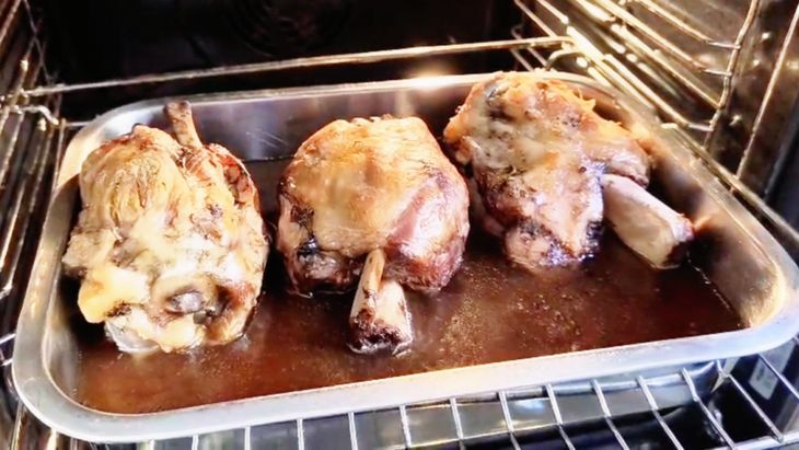 VIDEO | Rețetele Juanitei | Dincolo de clasicul ciolan afumat/ Cum prepari genunchi de porc să iasă fraged să-l poți desface cu furculița