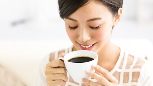 Cafeaua îți poate afecta visele / Cofeina consumată la ore târzii poate modifica faza REM a somnului, ceea ce înseamnă că visele tale pot deveni mai scurte sau mai puțin intense