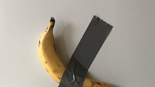 Banana lipită cu bandă adezivă, adjudecată la 5,2 milioane de dolari la o licitaţie în New York / „Nu este doar o operă de artă, ci reprezintă un fenomen cultural care face legătura între lumea artei, meme-uri şi comunitatea criptomonedelor”