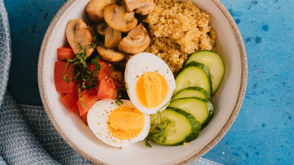 Ce este colina, ce rol important are în organism și în ce alimente o mai găsim, în afară de ouă?/ Somonul, curcanul, ciupercile, quinoa, caviarul, fasolea și brânza de vaci sunt surse importante de colină