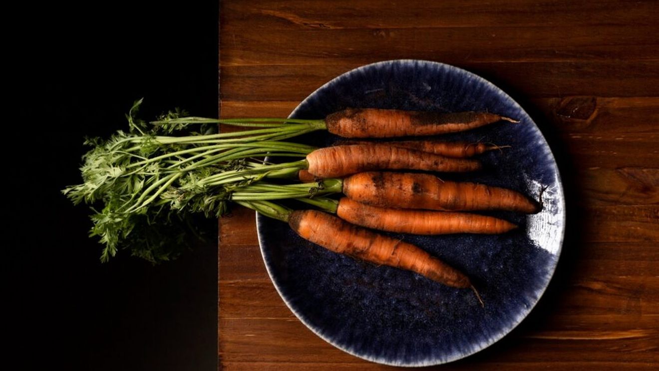 Morcovii cu pete negre: mai pot fi mâncați? Specialiștii spun că răspunsul depinde de cât de vechi sunt petele și de gust
