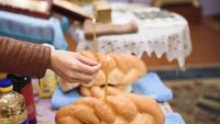Moșii de toamnă 2026. Când este Sâmbăta Morților și ce alimente se pun în pachetele de pomană