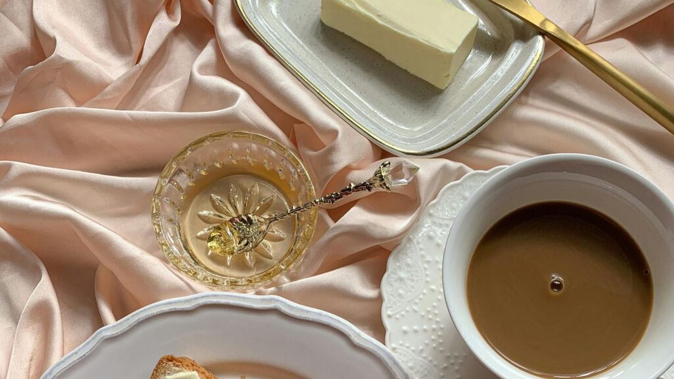 O ceașcă de cafea cu unt ghee pe zi poate preveni constipația / Cafeaua cu ghee stimulează activitatea colonului