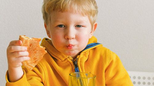 Comportamentul copiilor în timp ce mănâncă, analizat de inteligența artificială, pentru a stabili riscul de obezitate/ A fost studiat felul în care copiii mușcă din alimente și s-a concluzionat că riscul de obezitate este crescut la cei care iau îmbucături mari și mănâncă repede