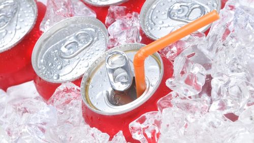 Băuturile carbogazoase fără alcool ar putea fi legate de depresie, arată un nou studiu / Femeile par să fie mai afectate decât bărbații