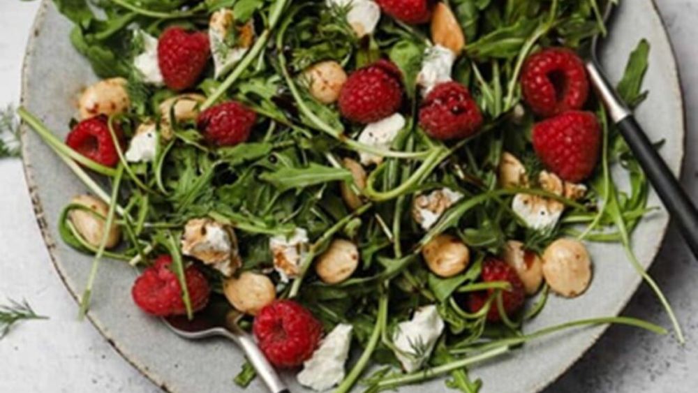 Salată cu brânză de capră, zmeură și oțet balsamic / E garnitura perfectă pentru orice masă