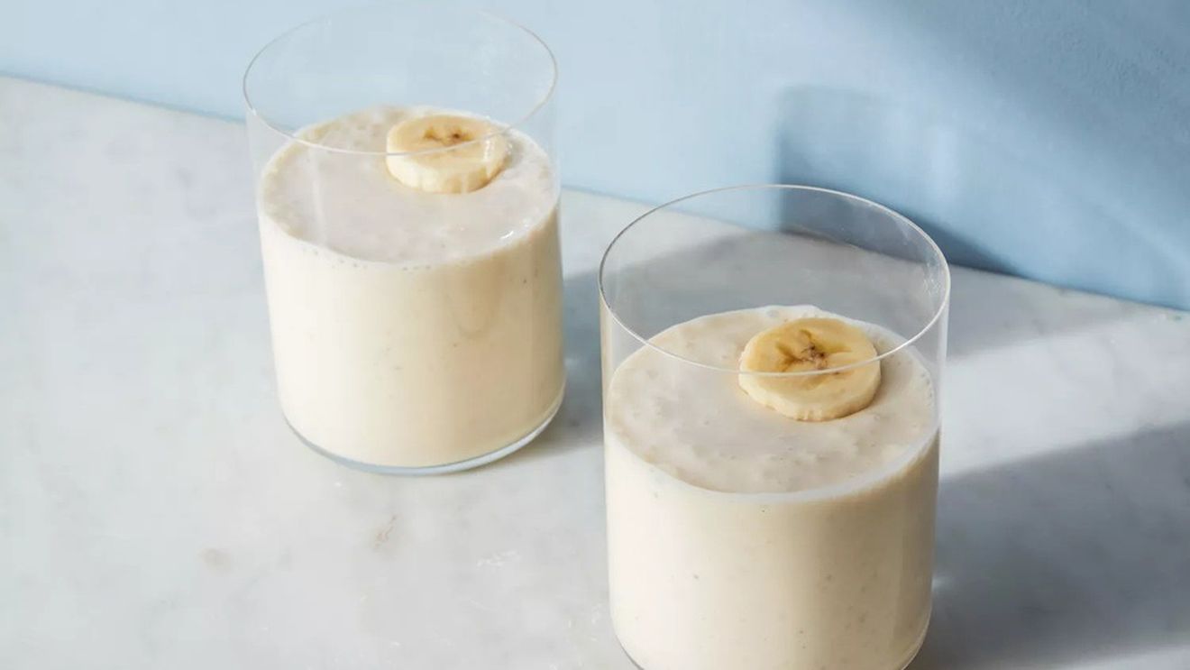 Mic dejun ușor: Smoothie de banane / Are gust perfect, este sănătos și îți va salva bananele coapte