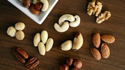 Trei efecte secundare ale consumului excesiv de oleaginoase / Specialiștii te sfătuiesc să mănânci cu măsură nuci braziliene, migdale sau alune, pentru că riști să te îngrași, să ai probleme digestive sau chiar să faci intoxicație cu seleniu