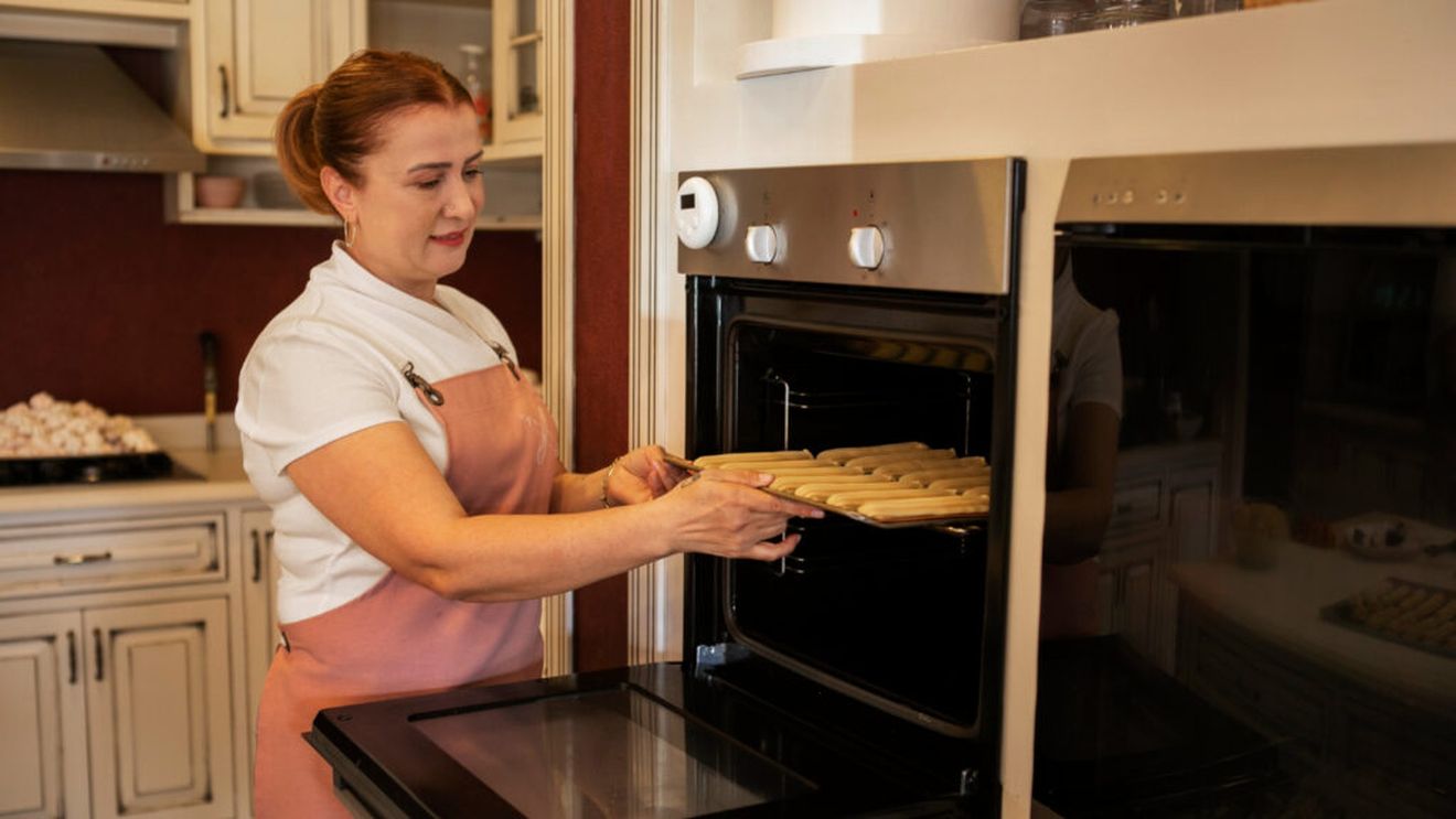 13 greșeli care pot strica mâncarea pregătită în cuptorul cu convecție / Temperatura și timpul trebuie adaptate