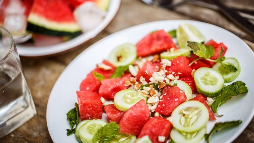 Cinci alimente bogate în electroliți esențiali care previn deshidratarea / Ce recomanda medicii pentru consum pe timpul caniculei