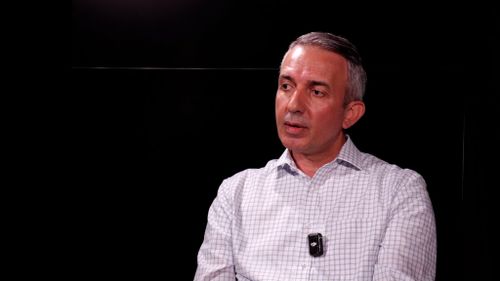 VIDEO | Când hrana devine refugiu pentru emoțiile dificile / Dr. Ion Niculăescu: „Publicitatea asociază frecvent alimentele cu fericirea, familia, prietenia sau momentele de răsfăț. O asemenea imagine poate crea o legătură emoțională cu produsul”