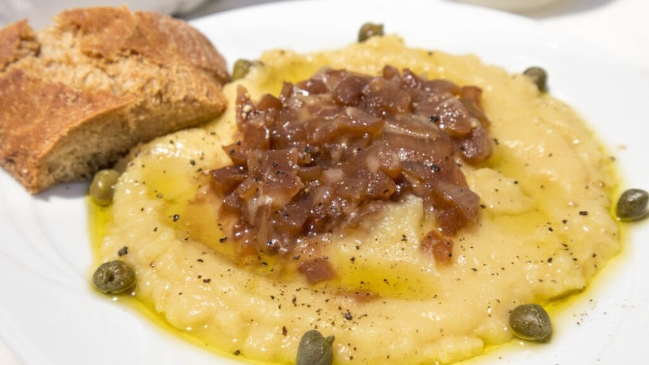 Idei de cină 100% vegetală. Fava crema - supă cremă de mazăre galbenă în stil grecesc. Rețeta face parte dintre propunerile „Senzațional”, cartea de rețete editată de Comisia Europeană