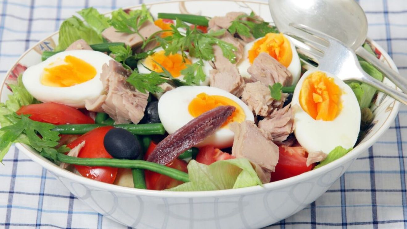 Salată cu legume, ton și ouă: salade niçoise. Cea mai rapidă mâncare a verii și totodată o călătorie cu gândul pe Coasta de Azur. Simplu, dietetic, gustos, răcoritor, hidratant, revigorant