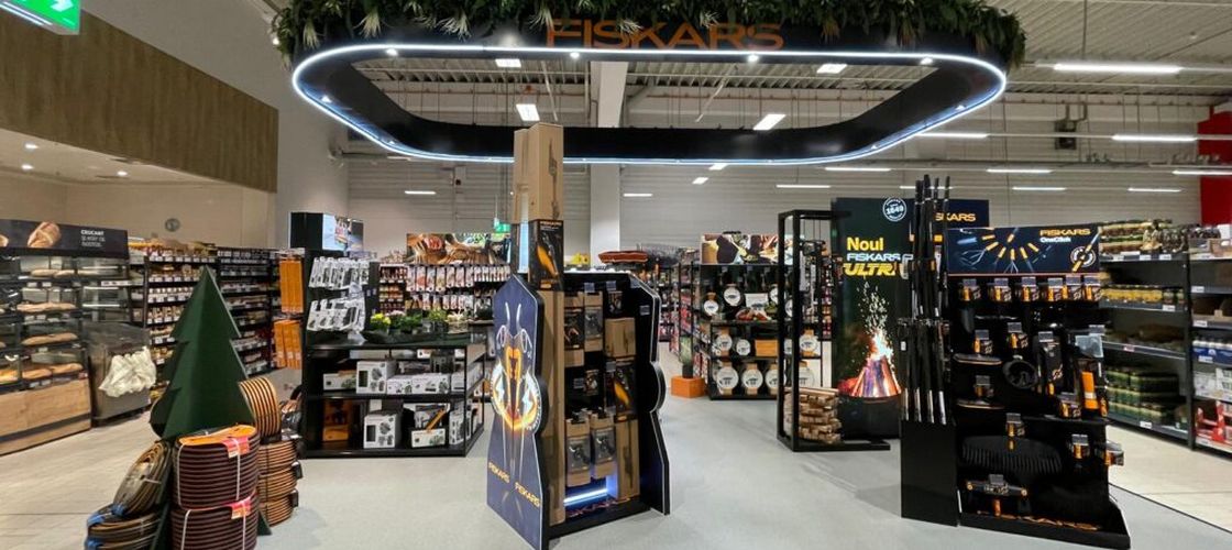 FOTO | Kaufland deschide două spații shop-in-shop dedicate brandului finlandez Fiskars / Fiecare dintre cele două zone include peste 100 de produse pentru grădină, casă, bucătărie și activități în aer liber