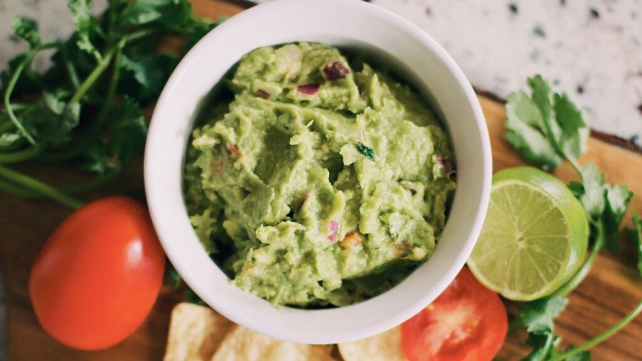 Ingredientul surpriză care transformă complet guacamole / Un bucătar celebru îl numește secretul pentru cea mai cremoasă variantă