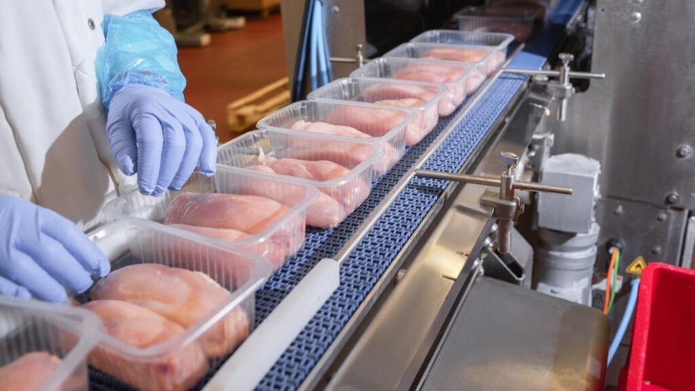 Microplasticele din ambalajele alimentare ne contaminează mâncarea și băuturile, relevă un studiu / Ce putem face pentru a evita mâncarea contaminată