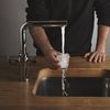 Restaurantele ar putea fi obligate să ofere gratuit apă de la robinet clienților. Proiect de lege depus în Parlament