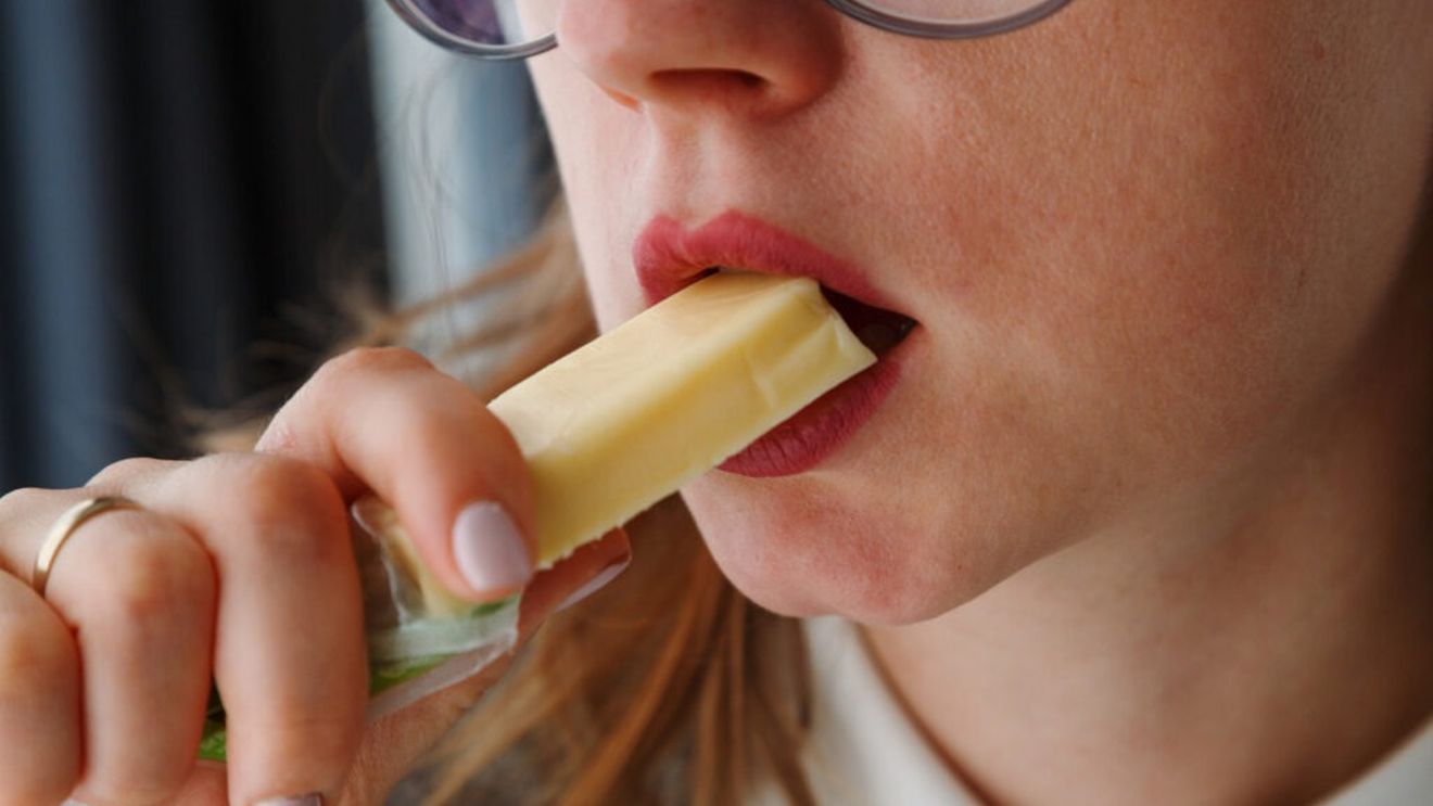 Experții avertizează: După 40 de ani trebuie evitate 14 gustări procesate cu calorii goale, care distrug metabolismul