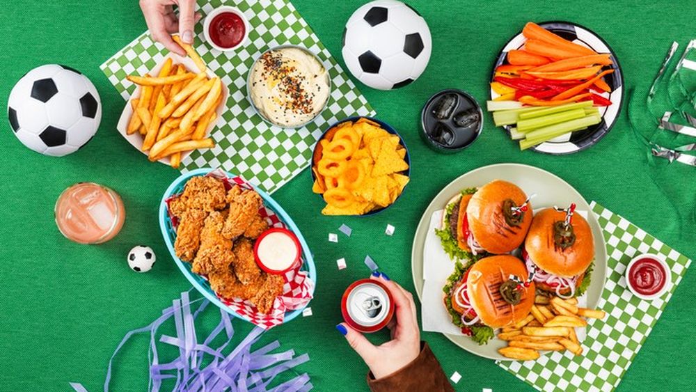 Ce au comandat românii în serile de fotbal / Căpșunile au fost surpriza verii, iar sushi-ul a depășit burgerii la ritmul de creștere