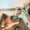 Nanoplasticele din apa de la robinet ar putea ajuta bacteriile periculoase să supraviețuiască / Ce au descoperit cercetătorii despre E. coli