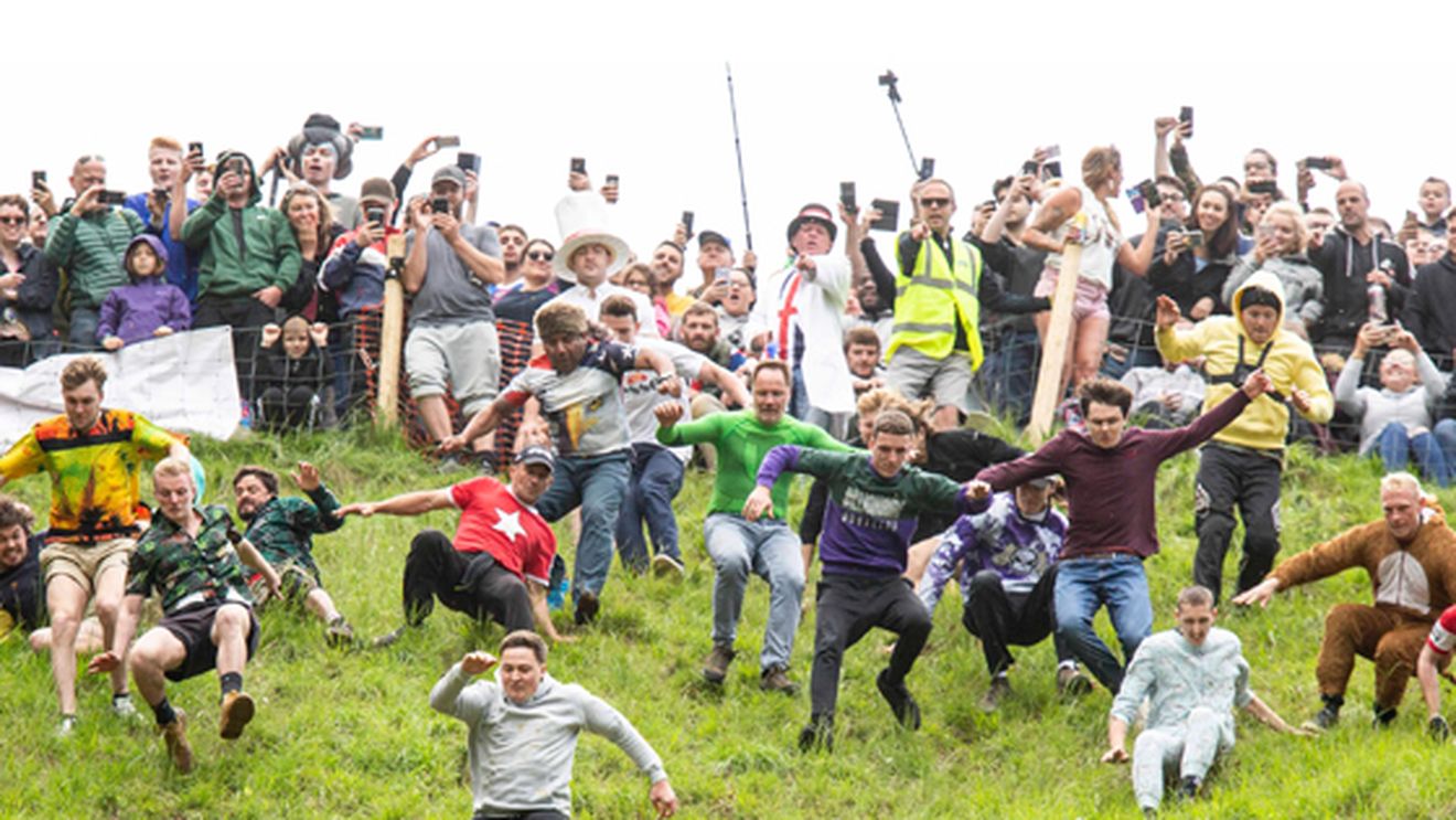 Un vlogger german este, pentru al treilea an la rând, câștigătorul cursei de cașcaval din Marea Britanie