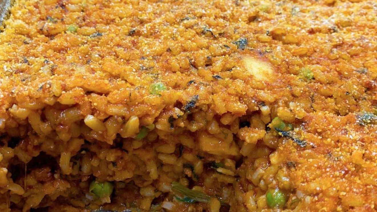 Orez la cuptor, comfort food cu brânzeturi și sos de roșii. Iese ca o budincă gratinată, ideală pentru mesele de familie. Merge și încălzit la cuptor, a doua zi