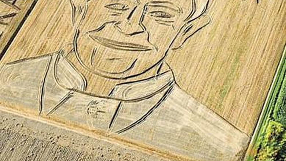 Un italian a renunțat la avocatură pentru a crea tablouri cu tractorul pe câmpurile agricole / I-a desenat pe Papa, Steve Jobs, Putin și Mickey Mouse / ”Plugul folosit în loc de pensulă îmi servește pentru a trimite mesaje fără a murdări fântânile sau a vopsi în verde canalele Veneției”