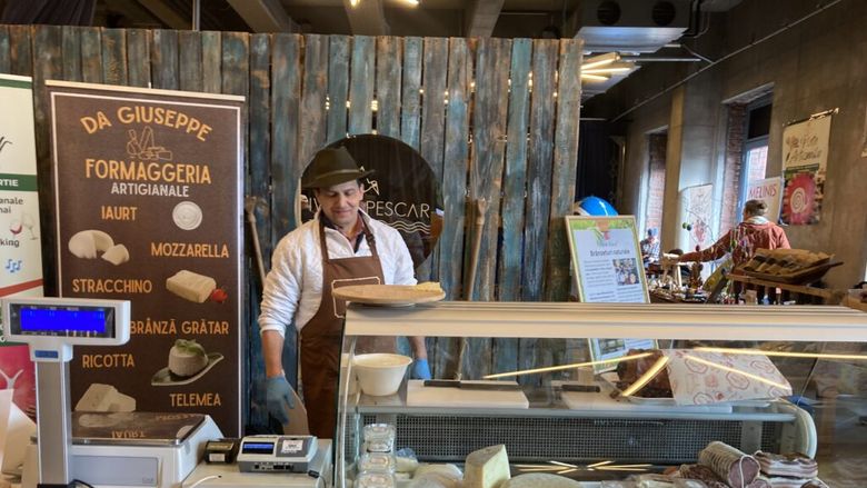 REPORTAJ FOTO-VIDEO: Brânzeturi maturate, zacuscă, carne fără aditivi și degustări direct de la fermieri / Cum a fost la Slow Food Earth Market, evenimentul „Piața Artizanilor” organizat în Capitală și ce produse ar trebui încercate