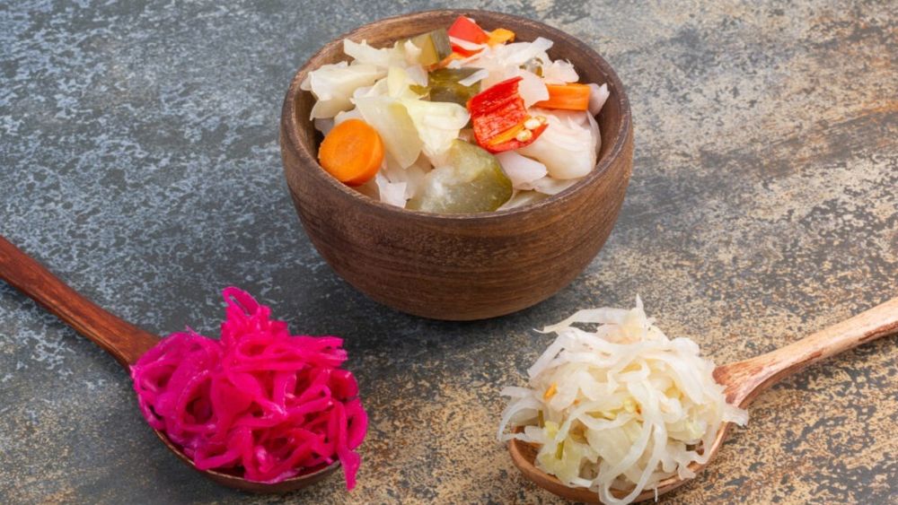 Cinci alimente care aduc mai multe beneficii pentru sănătatea digestivă decât varza murată / Alimentele fermentate sunt cele mai recomandate