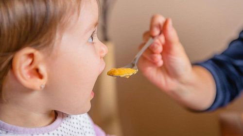 Pentru prima dată în istorie, Administrația pentru Alimente și Medicamente din SUA a stabilit limite pentru nivelurile de plumb din alimentele procesate pentru bebeluși / Măsura este, însă, considerată ineficientă: „E prea puțin și prea târziu”