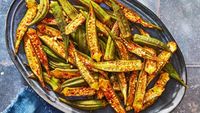 Garnitură de vară din doar patru ingrediente / Rețeta simplă de bame coapte la cuptor care cucerește tot mai mulți gurmanzi