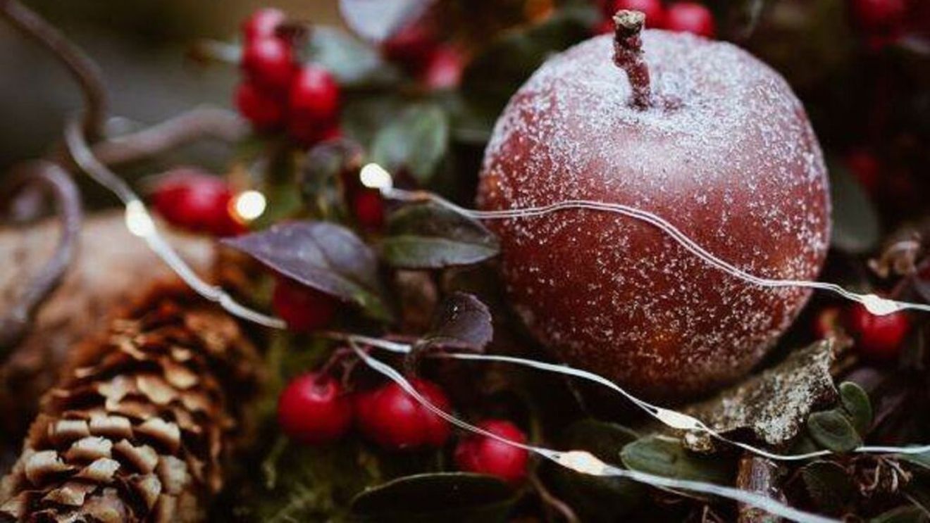 Nuci, mere și colaci pentru colindători, case decorate cu plante aromatice, turte „scutecele Domnului” și alte tradiții de Crăciun din toate zonele României