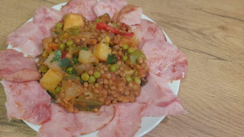 Rețetele Juanitei. Ghiveci cu linte și legume. Adăugăm proteină vegetală și transformăm ghiveciul clasic într-o mâncare completă. Îl poți lua și la pachet