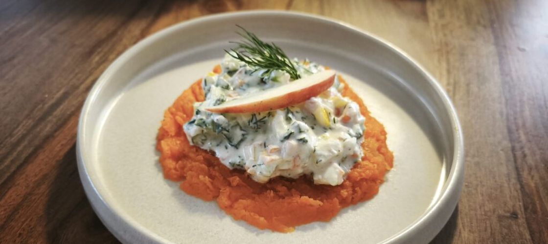 VIDEO FOTO | Rețetele Juanitei | Salată cu măr, leurdă și rădăcinoase/ Totul servit cu cartof dulce și sos de iaurt/ O idee simplă de preparat fresh