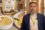 VIDEO | Un producător din Tecuci a lucrat șapte ani la un muștar cu miere fără zahăr: „Ar trebui să intrăm în Guinness Book”