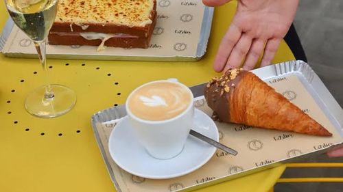 VIDEO Croissantul capătă noi forme/ Imaginația patiserilor barcelonezi a creat produse gourmet unice/ Între ele cel mai bun croissant din Spania