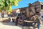 FOTO | O batoză din perioada Austro-Ungară a fost salvată și urmează să fie restaurată la Muzeul Satului Bănățean / Director muzeu: „Am găsit-o într-o stare neobișnuit de bună. A fost folosită până prin anul 2007”