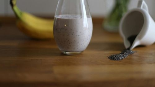 Semințele de chia pot provoca alergii, constipație și iritații ale pielii? Dacă ai diabet, hipertensiune sau probleme cu tiroida, cere sfatul unui medic înainte de a folosi semințe de chia