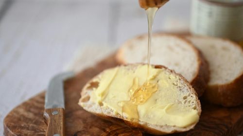 Carbohidrați „buni” despre care nu bănuiai că sprijină sănătatea creierului, recomandați de nutriționiști / Iată cum te pot ajuta pâinea integrală, mierea, cartofii și prunele uscate