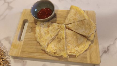 VIDEO | 10 lei, 10 minute. Tortilla cu ou și brânză care îți rezolvă micul dejun, prânzul sau cina pentru toată familia