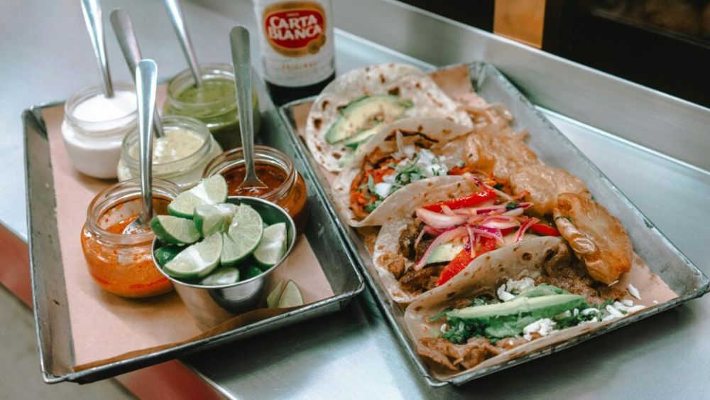 O cină sănătoasă, delicioasă și rapid de preparat: Tacos cu somon la cuptor, porumb și piper/ Totul este gata în 30 de minute