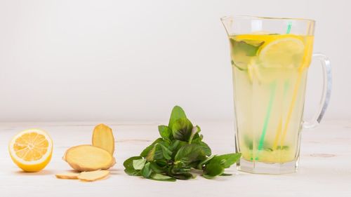 Băutură răcoritoare pe care o putem prepara foarte rapid în casă. Mai mult decât o limonadă. Naturală, revitalizantă, plină de vitamine și săruri minerale
